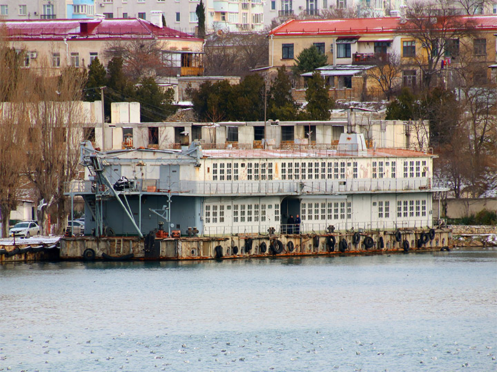 Рейдовая плавучая мастерская ПМР-84 в Стрелецкой бухте Севастополя