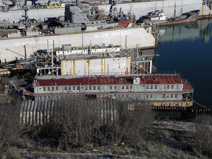 Рейдовая плавучая мастерская "ПМР-98" у докового комплекса Севастополя