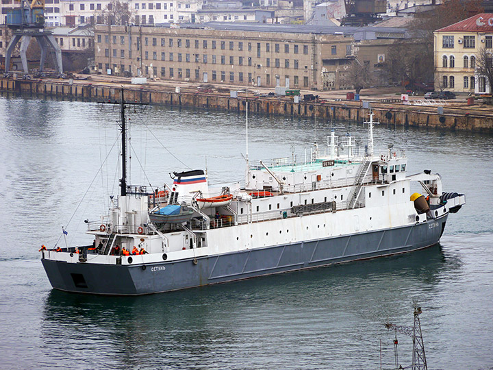 Кабельное судно "Сетунь" швартуется в Южной бухте Севастополя