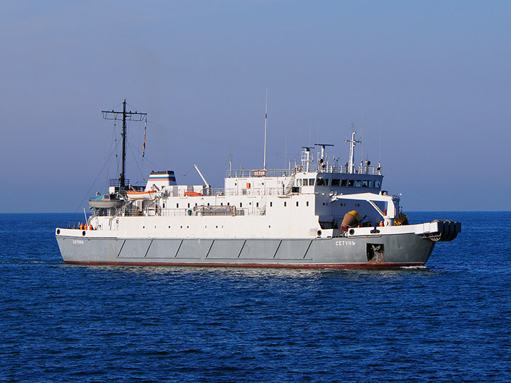 Кабельное судно "Сетунь" возвращается в Севастополь с выхода в море