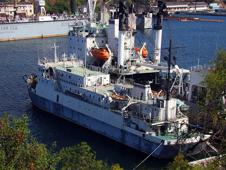 Кабельное судно "Сетунь" в Южной бухте Севастополя