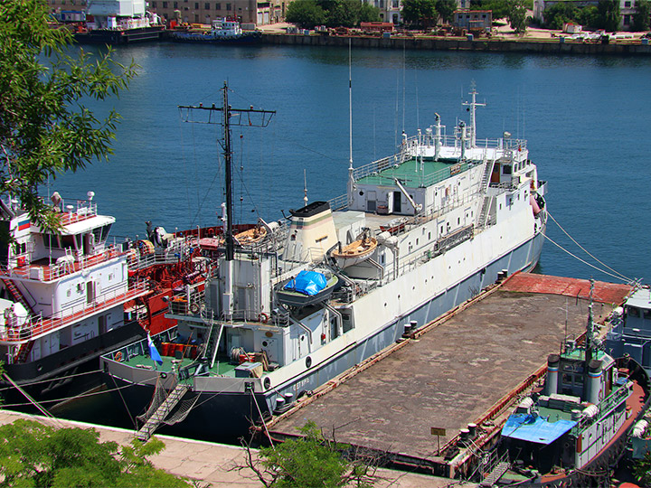 Кабельное судно "Сетунь" Черноморского флота у плавпричала в Севастополе