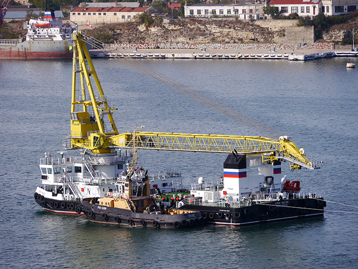 Морской самоходный плавучий кран "СПК-46150" на стенде