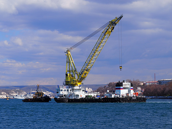 Самоходный плавучий кран "СПК-46150" Черноморского флота