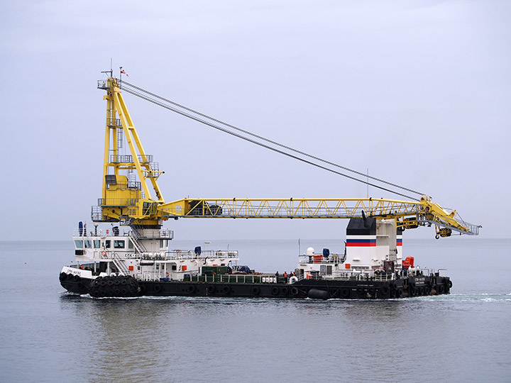 Самоходный плавучий кран "СПК-46150" выходит в море