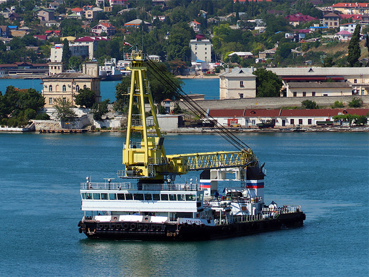 Самоходный плавучий кран СПК-46150 в Южной бухте Севастополя