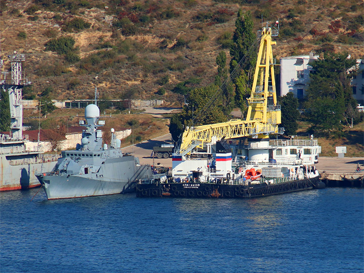 Самоходный плавучий кран СПК-46150 у причала в Севастополе