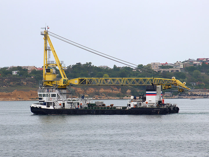 Самоходный плавучий кран СПК-46150 Черноморского флота России следует по бухте Севастополя