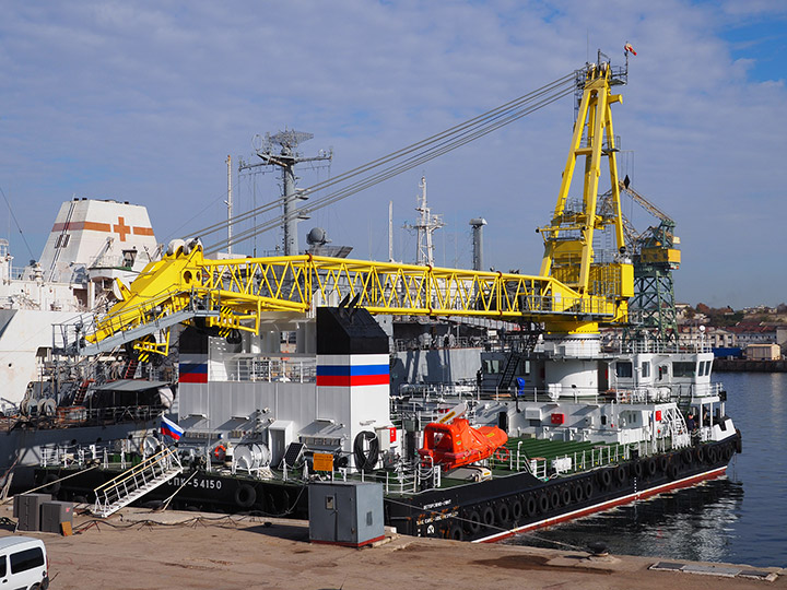 Самоходный плавучий кран "СПК-54150" по прибытию в Севастополь