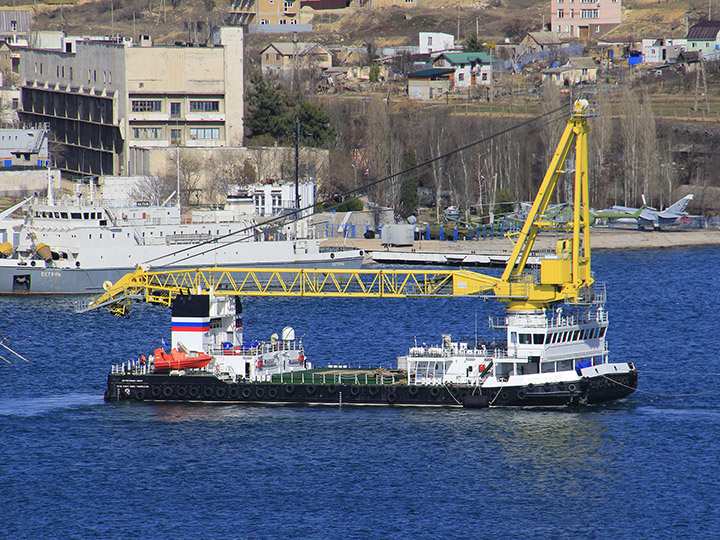 Самоходный плавучий кран "СПК-54150" в Севастопольской бухте