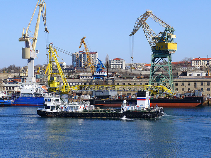 Самоходный плавучий кран "СПК-54150" в Южной бухте Севастополя