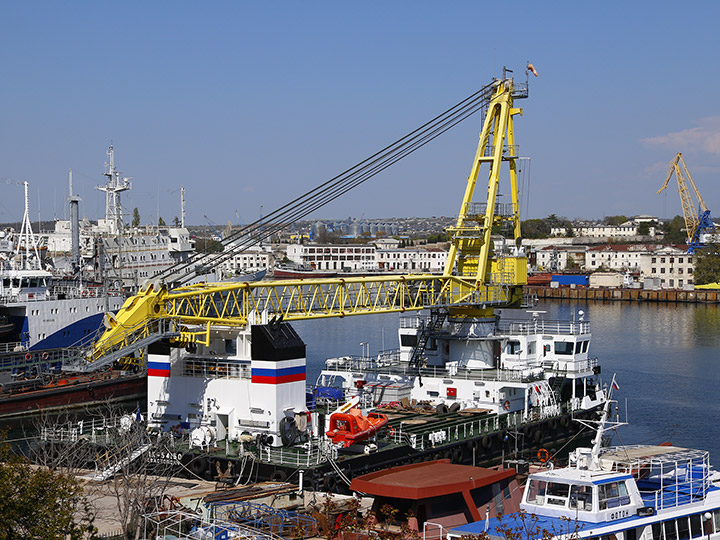Самоходный плавучий кран "СПК-54150" у причала Южной бухты Севастополя