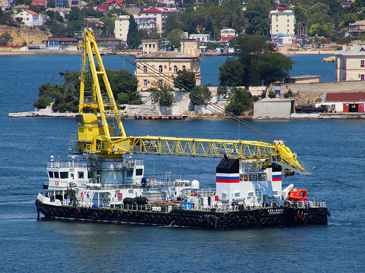 Самоходный плавучий кран "СПК-54150" в Южной бухте Севастополя