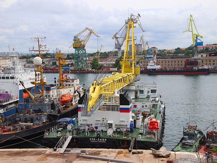 Самоходный плавучий кран СПК-54150 у причала в Севастополе