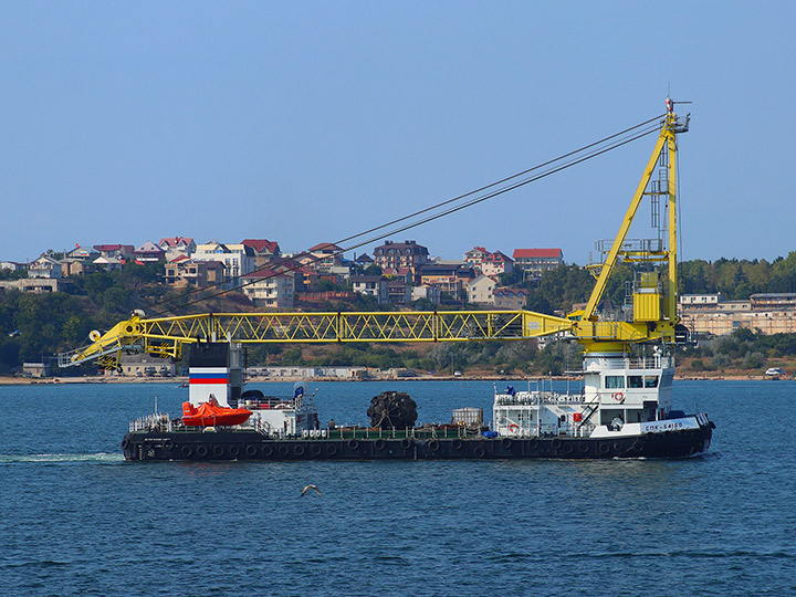 Самоходный плавучий кран СПК-54150 на ходу в Севастопольской бухте