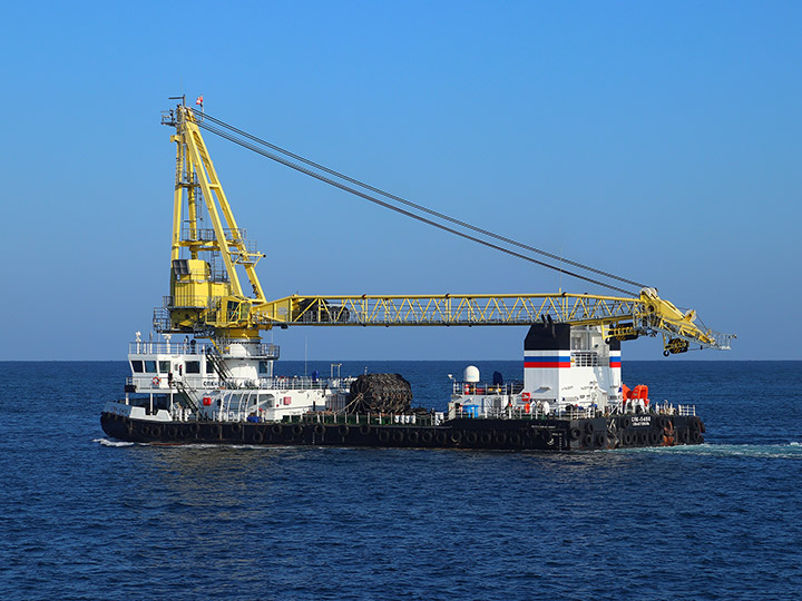 Самоходный плавучий кран СПК-54150 Черноморского флота выходит в море