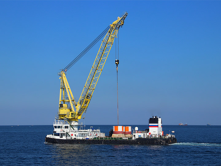 Самоходный плавучий кран СПК-54150 выходит в море