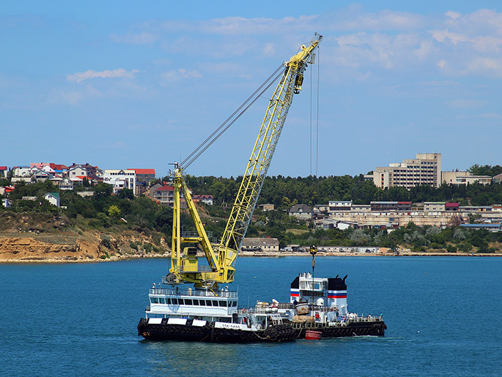 Самоходный плавучий кран СПК-54150 на установке рейдового оборудования в Севастопольской бухте