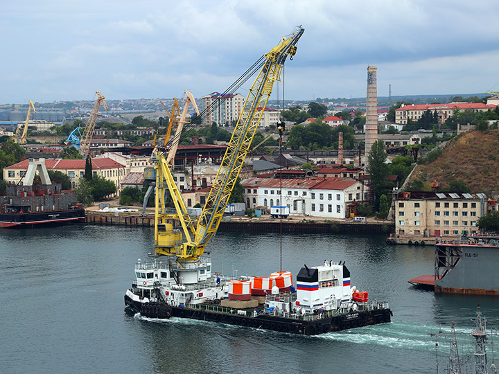 Самоходный плавучий кран СПК-54150 на перевозке рейдового оборудования в Южной бухте Севастополя
