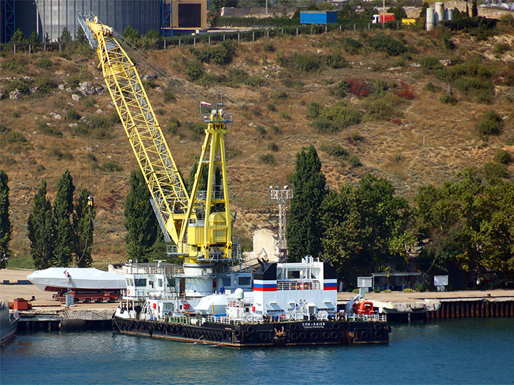 Самоходный плавучий кран СПК-54150 Черноморского флота за работой