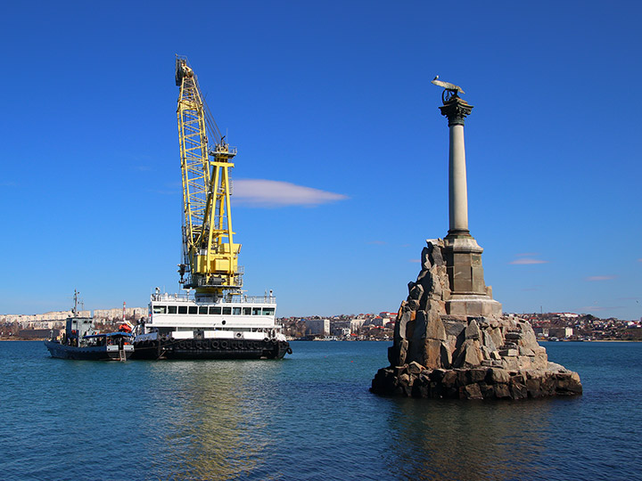 Самоходный плавучий кран СПК-54150 и Памятник затопленным кораблям в Севастополе