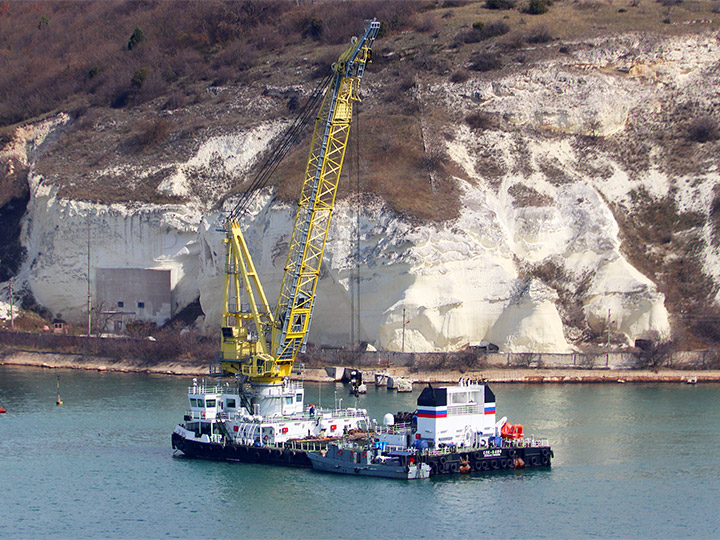 Самоходный плавучий кран СПК-54150 в Севастопольской бухте