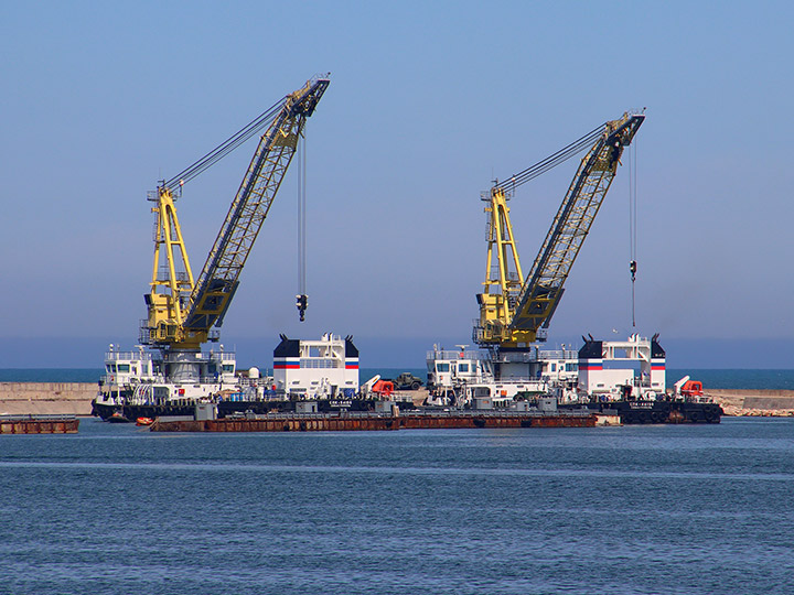 Самоходные плавучие краны СПК-54150 и СПК-46150 ЧФ РФ за совместной работой