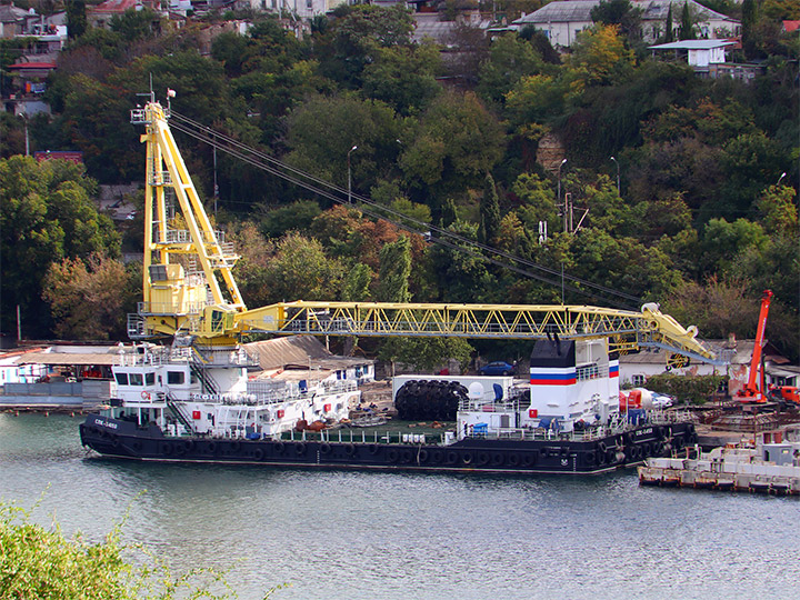 Самоходный плавучий кран СПК-54150 ЧФ РФ в Севастополе