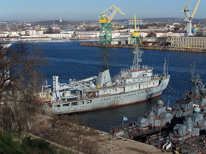 Судно размагничивания "СР-137" Черноморского флота у причала