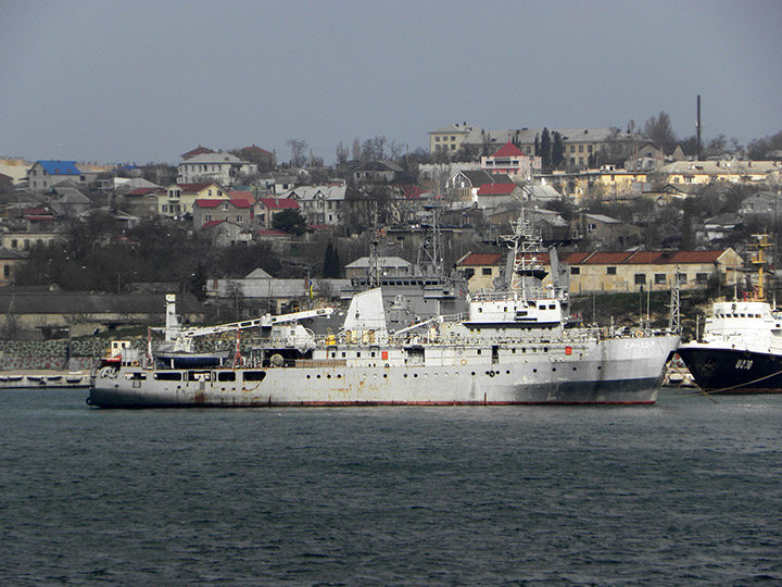 Судно размагничивания "СР-137" в Севастопольской бухте