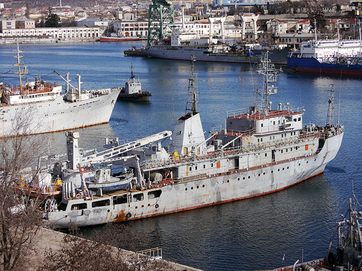 Судно размагничивания "СР-137" в Южной бухте Севастополя