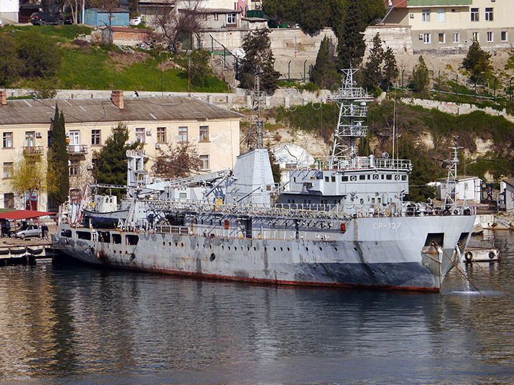 Судно размагничивания "СР-137" у причала в Южной бухте Севастополя
