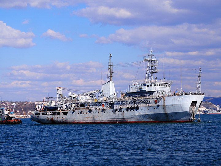 Буксировка судна размагничивания "СР-137" Черноморского флота