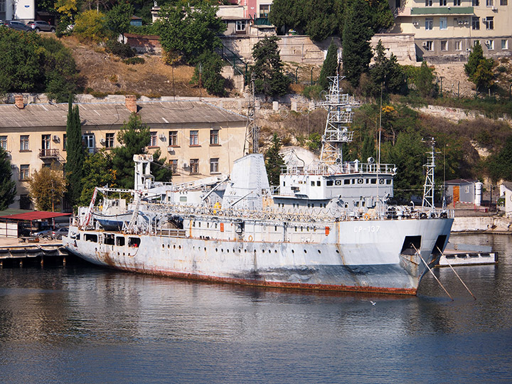 Судно размагничивания "СР-137" Черноморского флота у причала