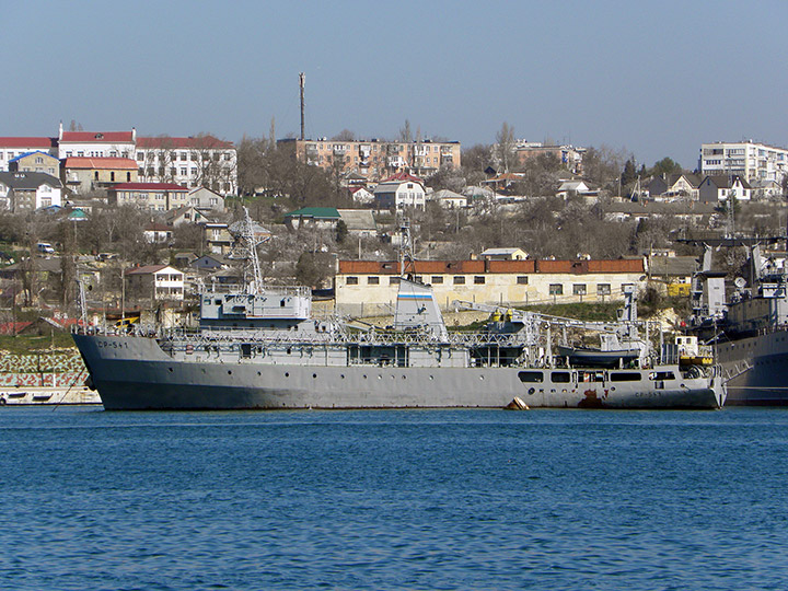 Судно размагничивания "СР-541" в Севастопольской бухте