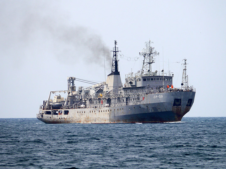 Судно размагничивания "СР-59" заходит в Севастопольскую бухту