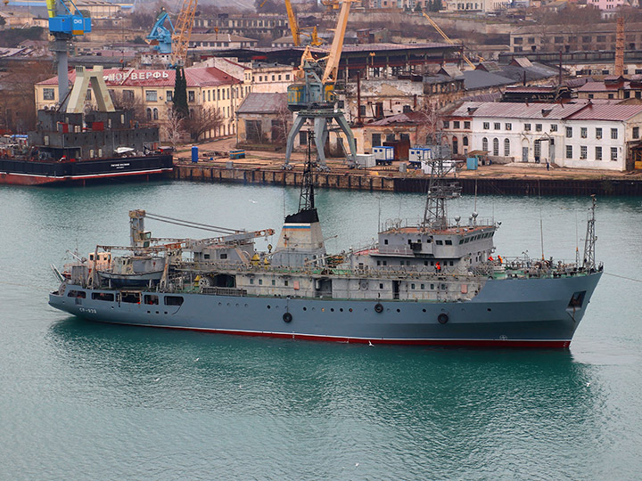 Судно размагничивания СР-939 Черноморского флота после ремонта
