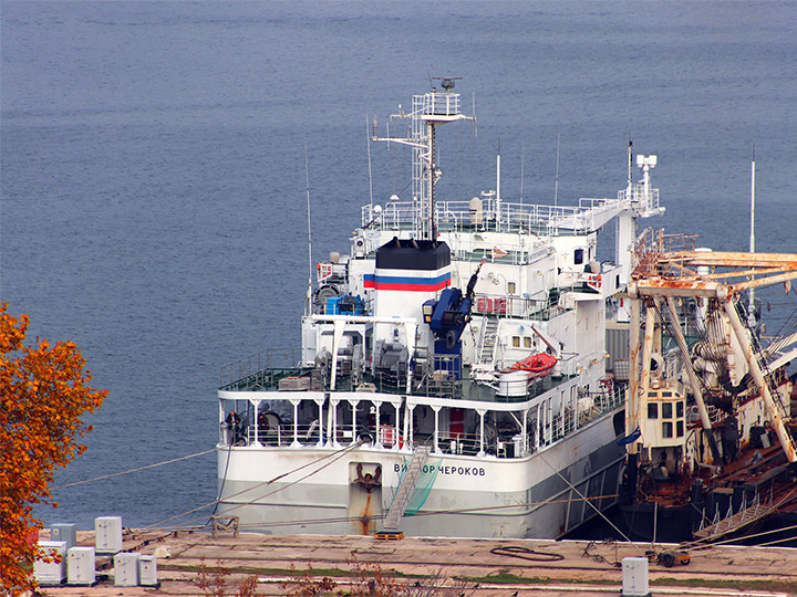 Опытовое судно "Виктор Чероков" у причала в Севастополе