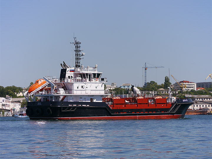 Малый морской танкер "ВТН-73" заходит в б.Южная, Севастополь