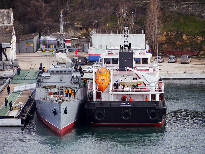 Малый морской танкер "ВТН-73" за бункеровкой МПК "Муромец"