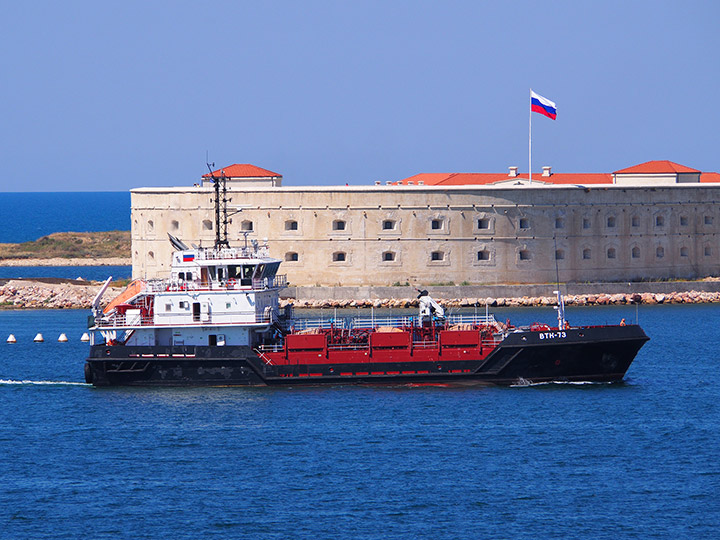 Малый морской "ВТН-73" фоне Константиновской батареи, Севастополь