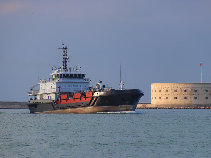 Малый морской танкер ВТН-73 проходит Константиновскую батарею в Севастополе