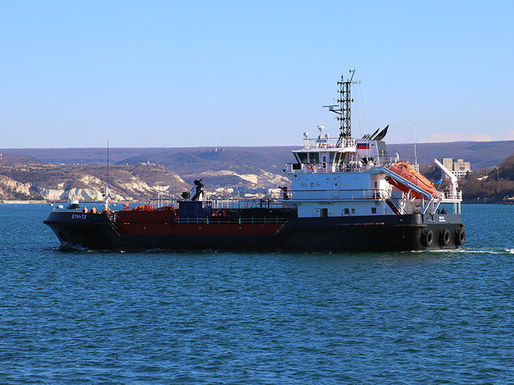 Малый морской танкер ВТН-73 на ходу в Севастопольской бухте