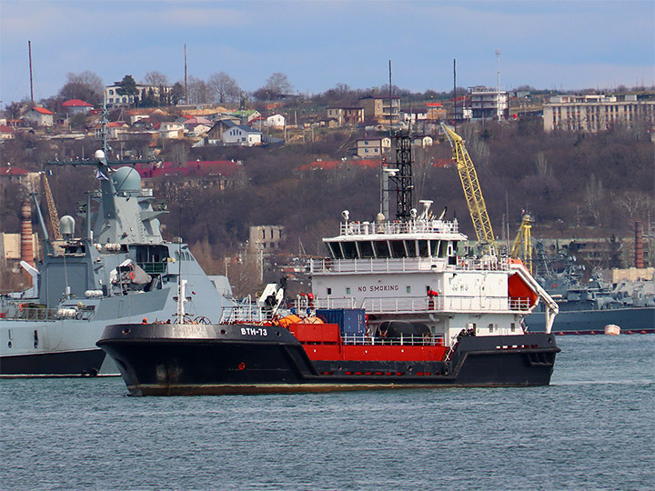 Малый морской танкер ВТН-73 ЧФ РФ в Севастопольской бухте