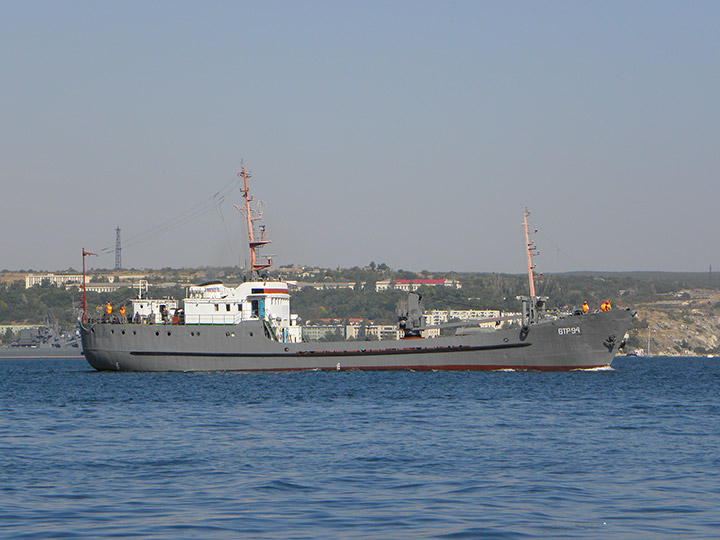 Морской транспорт вооружений "ВТР-94" заходит в Южную бухту Севастополя