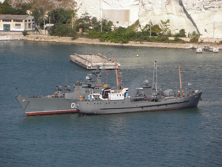 Морской транспорт вооружений "ВТР-94" производит погрузку торпед на МПК "Александровец" на плаву