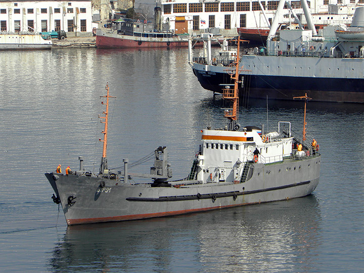Морской транспорт вооружений "ВТР-94" после докования