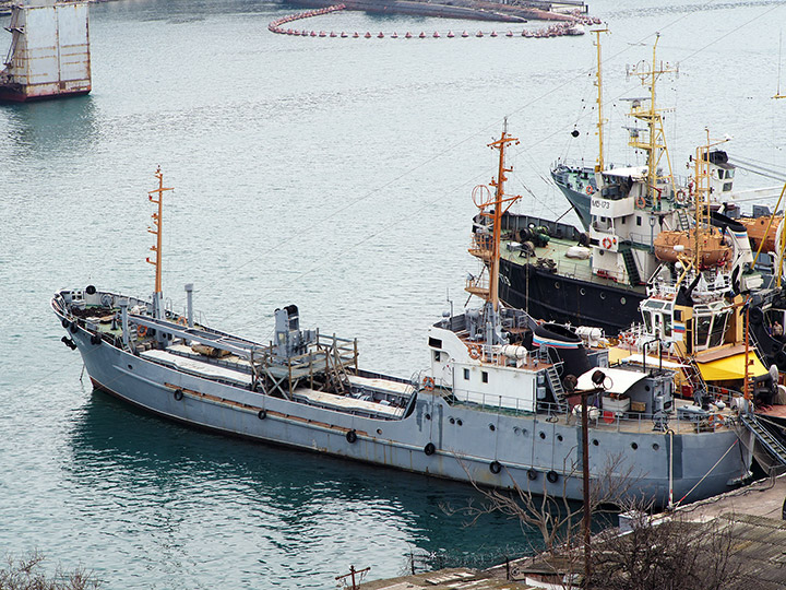 Морской транспорт вооружений "ВТР-94" у причала