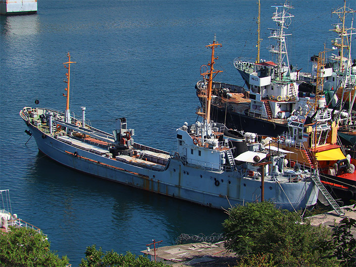 Морской транспорт вооружений ВТР-94 у причала в Севастополе